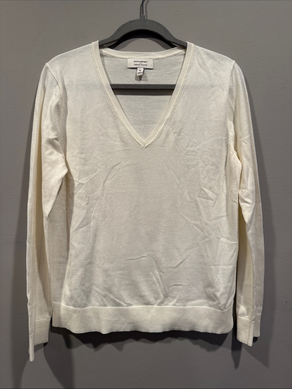 Banana Republic V-Neck Sweater in Cream